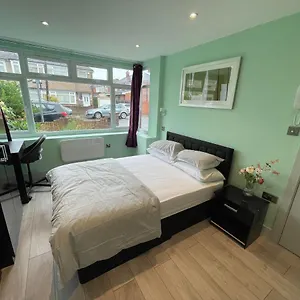 Letzi Premium Cozy Retreat Private En-suite Rooms, Heathrow Airport Guest house